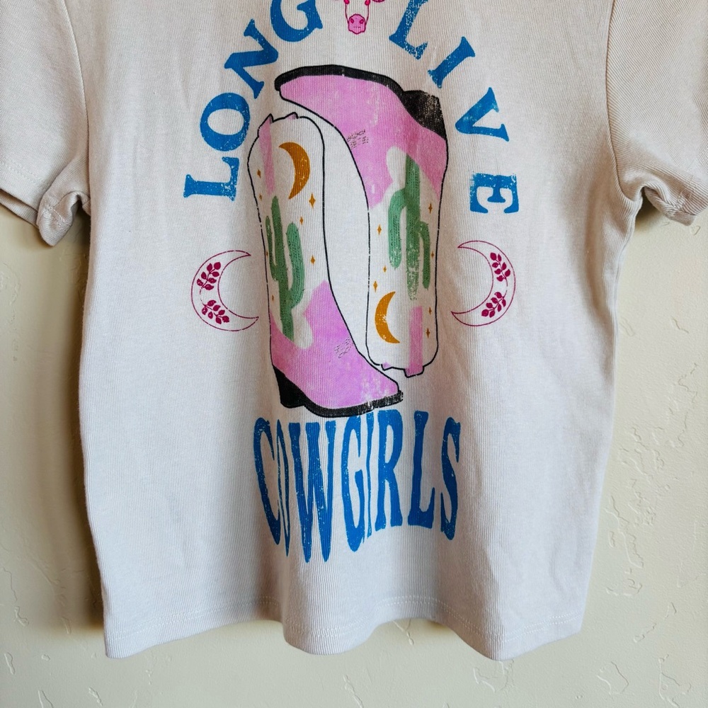 Long Live Cowgirls Graphic Tee - Picture 4 of 11